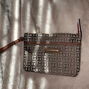 tommy hilfiger wristlet/clutch